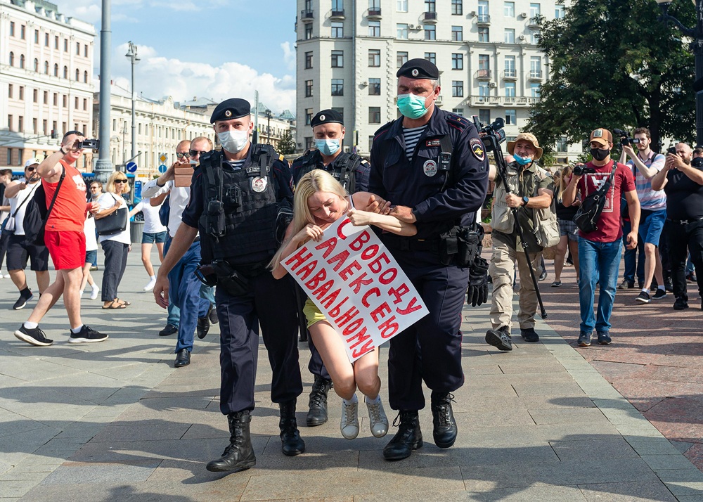 Russia tightens grip on internet access as censorship intensifies