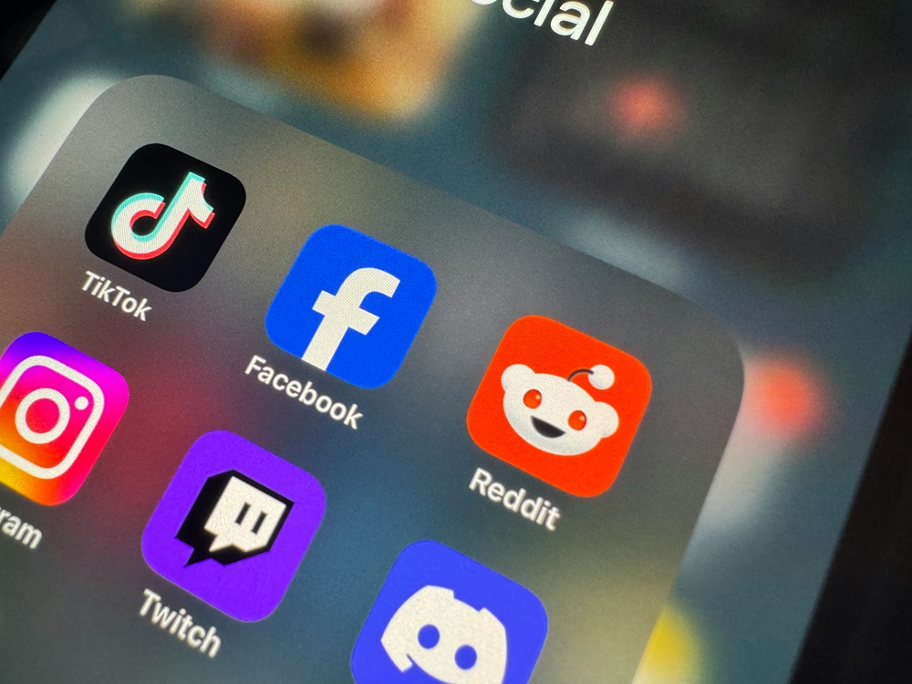Reddit tests verified profiles for public figures
