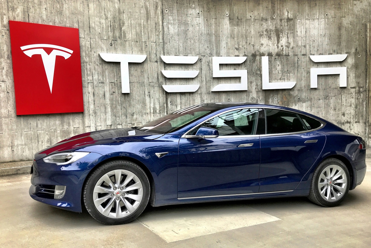 Tesla's Q1 deliveries plunge amidst global challenges