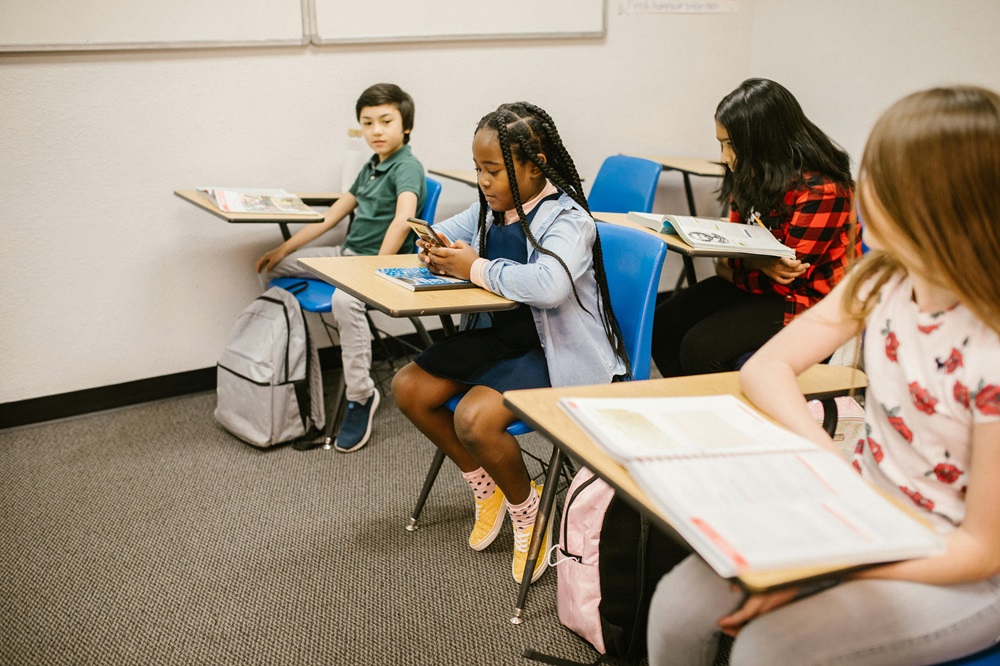 California passes law limiting smartphone use in schools