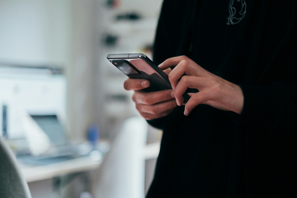 UK watchdog pushes Apple and Google to open up mobile platforms